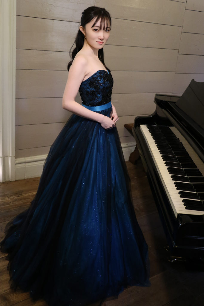 室越海希 プロフィール写真（ネイビードレス・ピアノ横）